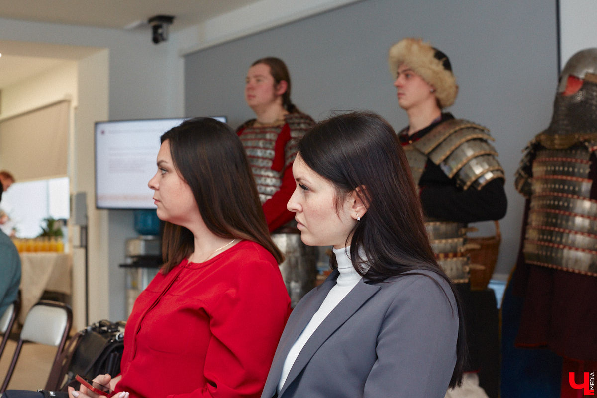 Чтобы по фактам разложить, почему гости 33-го региона будут в восторге от первого национального маршрута «Былинный путь», его создатели провели презентацию в Туристском центре на Большой Московской. Так, во время обеденного перерыва случайные прохожие стали свидетелями поединка топора и меча…