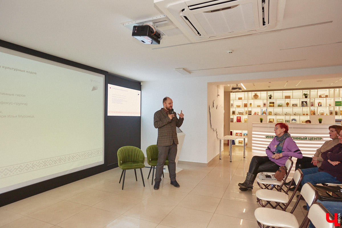 Чтобы по фактам разложить, почему гости 33-го региона будут в восторге от первого национального маршрута «Былинный путь», его создатели провели презентацию в Туристском центре на Большой Московской. Так, во время обеденного перерыва случайные прохожие стали свидетелями поединка топора и меча…