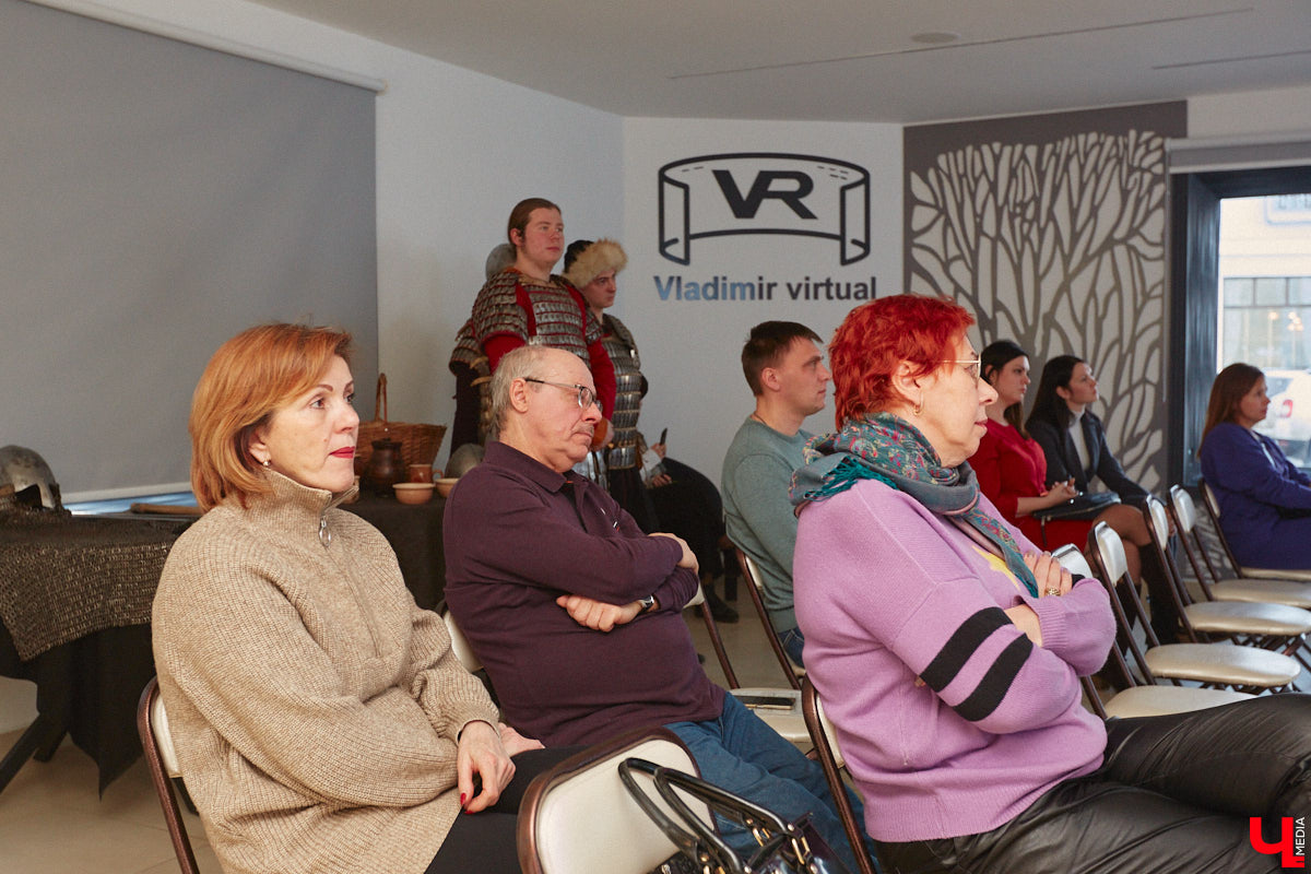 Чтобы по фактам разложить, почему гости 33-го региона будут в восторге от первого национального маршрута «Былинный путь», его создатели провели презентацию в Туристском центре на Большой Московской. Так, во время обеденного перерыва случайные прохожие стали свидетелями поединка топора и меча…