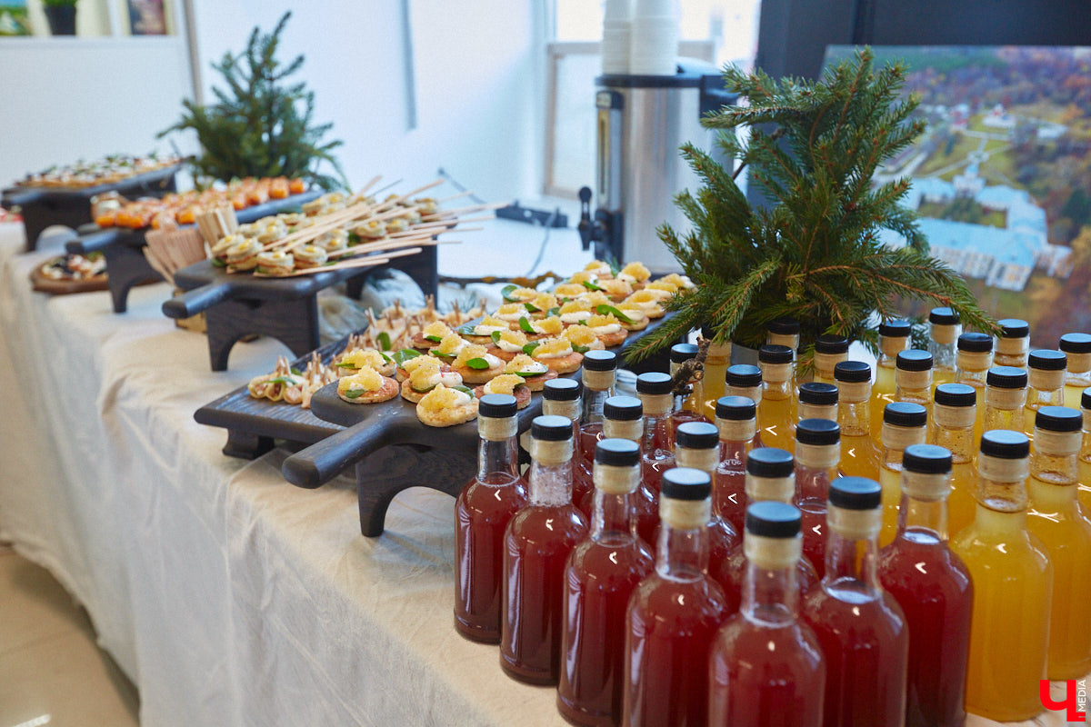 Чтобы по фактам разложить, почему гости 33-го региона будут в восторге от первого национального маршрута «Былинный путь», его создатели провели презентацию в Туристском центре на Большой Московской. Так, во время обеденного перерыва случайные прохожие стали свидетелями поединка топора и меча…