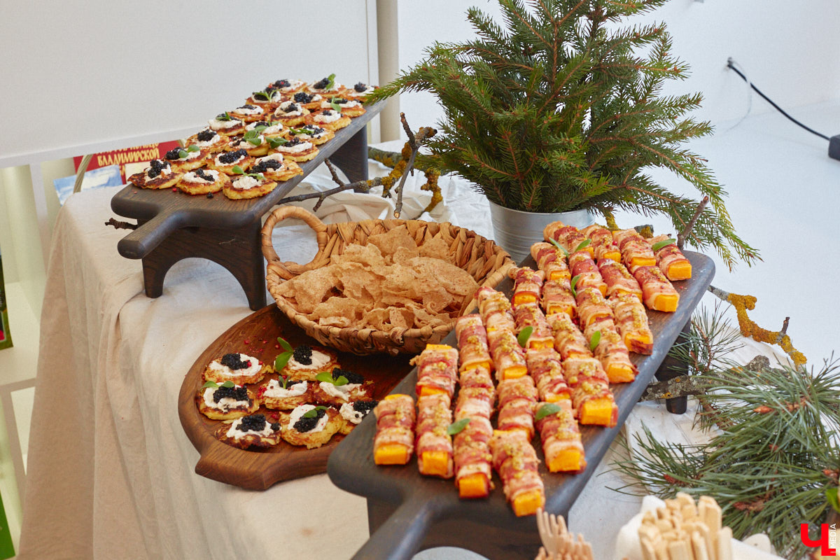 Чтобы по фактам разложить, почему гости 33-го региона будут в восторге от первого национального маршрута «Былинный путь», его создатели провели презентацию в Туристском центре на Большой Московской. Так, во время обеденного перерыва случайные прохожие стали свидетелями поединка топора и меча…