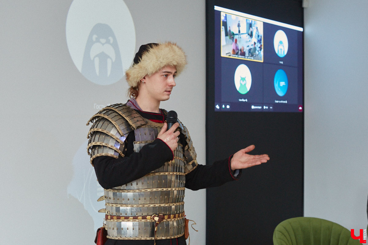 Чтобы по фактам разложить, почему гости 33-го региона будут в восторге от первого национального маршрута «Былинный путь», его создатели провели презентацию в Туристском центре на Большой Московской. Так, во время обеденного перерыва случайные прохожие стали свидетелями поединка топора и меча…