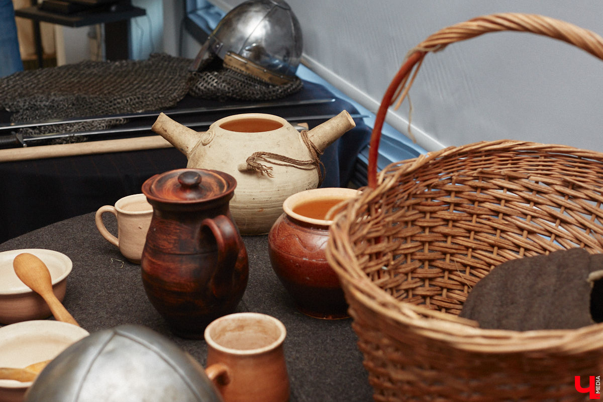 Чтобы по фактам разложить, почему гости 33-го региона будут в восторге от первого национального маршрута «Былинный путь», его создатели провели презентацию в Туристском центре на Большой Московской. Так, во время обеденного перерыва случайные прохожие стали свидетелями поединка топора и меча…