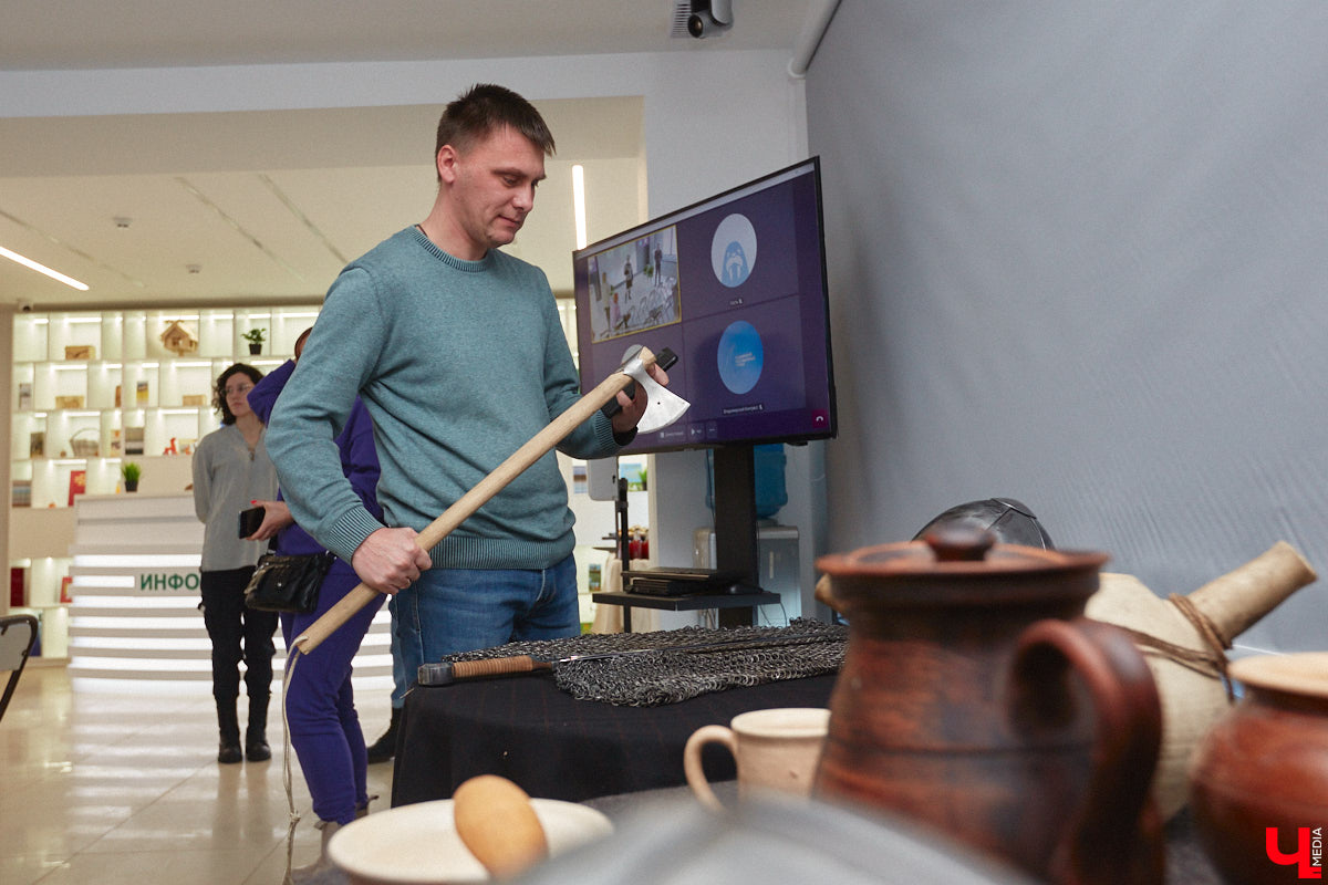 Чтобы по фактам разложить, почему гости 33-го региона будут в восторге от первого национального маршрута «Былинный путь», его создатели провели презентацию в Туристском центре на Большой Московской. Так, во время обеденного перерыва случайные прохожие стали свидетелями поединка топора и меча…