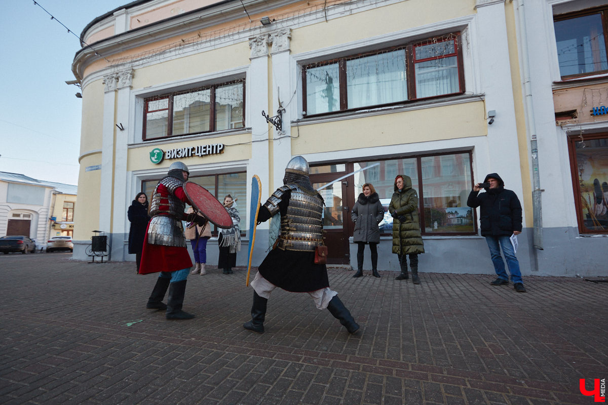 Чтобы по фактам разложить, почему гости 33-го региона будут в восторге от первого национального маршрута «Былинный путь», его создатели провели презентацию в Туристском центре на Большой Московской. Так, во время обеденного перерыва случайные прохожие стали свидетелями поединка топора и меча…