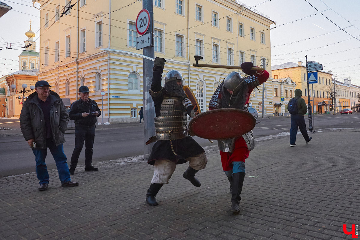 Чтобы по фактам разложить, почему гости 33-го региона будут в восторге от первого национального маршрута «Былинный путь», его создатели провели презентацию в Туристском центре на Большой Московской. Так, во время обеденного перерыва случайные прохожие стали свидетелями поединка топора и меча…