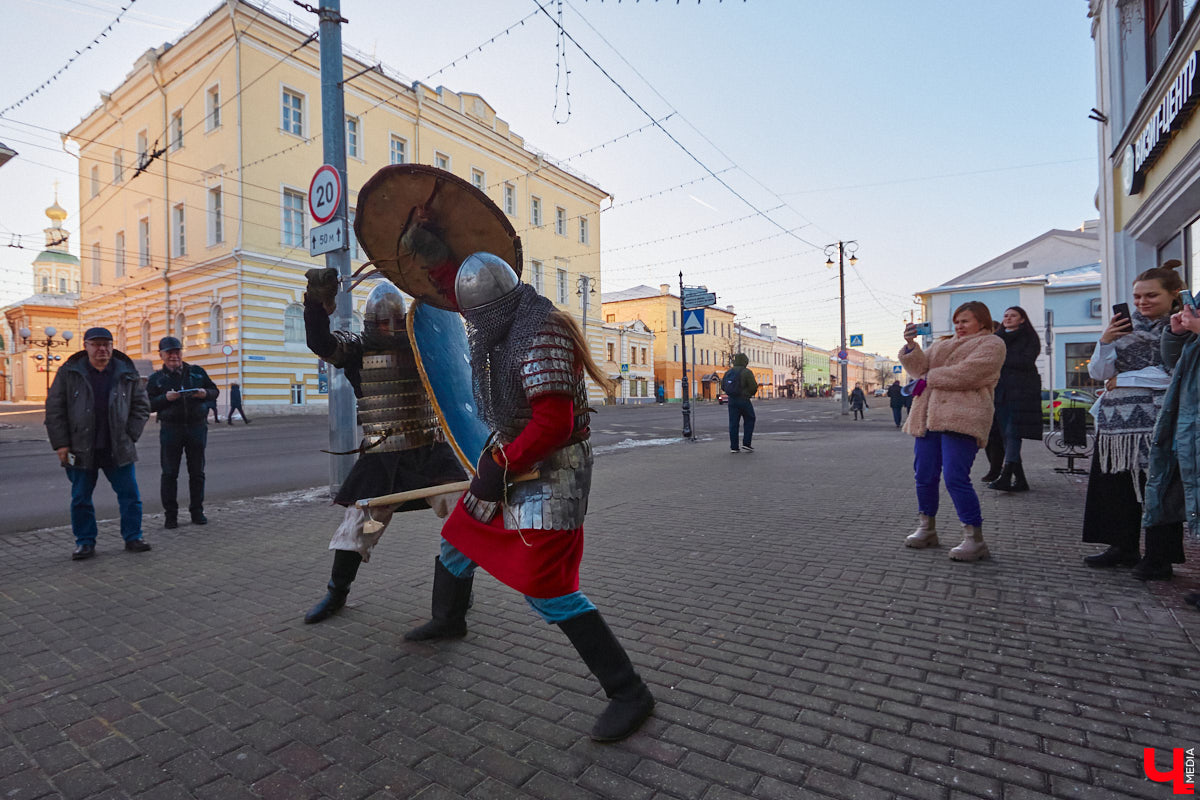 Чтобы по фактам разложить, почему гости 33-го региона будут в восторге от первого национального маршрута «Былинный путь», его создатели провели презентацию в Туристском центре на Большой Московской. Так, во время обеденного перерыва случайные прохожие стали свидетелями поединка топора и меча…