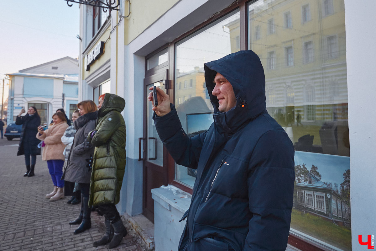 Чтобы по фактам разложить, почему гости 33-го региона будут в восторге от первого национального маршрута «Былинный путь», его создатели провели презентацию в Туристском центре на Большой Московской. Так, во время обеденного перерыва случайные прохожие стали свидетелями поединка топора и меча…