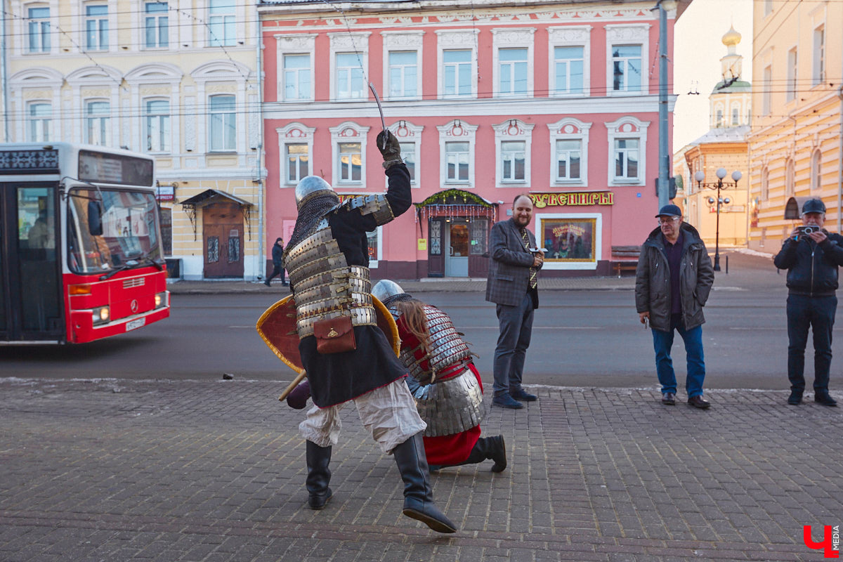 Чтобы по фактам разложить, почему гости 33-го региона будут в восторге от первого национального маршрута «Былинный путь», его создатели провели презентацию в Туристском центре на Большой Московской. Так, во время обеденного перерыва случайные прохожие стали свидетелями поединка топора и меча…