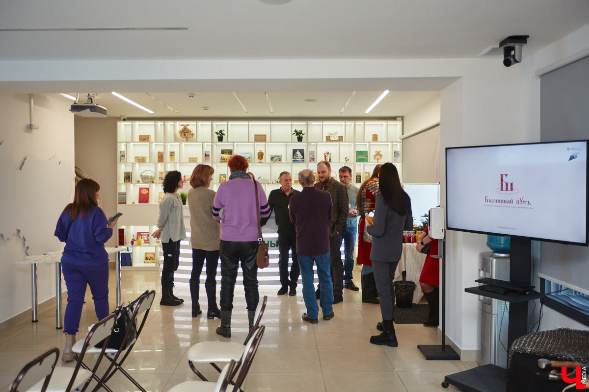 Чтобы по фактам разложить, почему гости 33-го региона будут в восторге от первого национального маршрута «Былинный путь», его создатели провели презентацию в Туристском центре на Большой Московской. Так, во время обеденного перерыва случайные прохожие стали свидетелями поединка топора и меча…