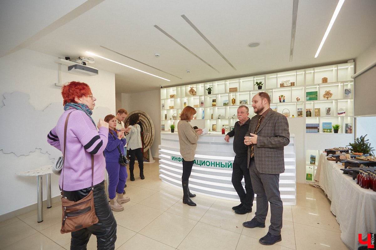 Чтобы по фактам разложить, почему гости 33-го региона будут в восторге от первого национального маршрута «Былинный путь», его создатели провели презентацию в Туристском центре на Большой Московской. Так, во время обеденного перерыва случайные прохожие стали свидетелями поединка топора и меча…