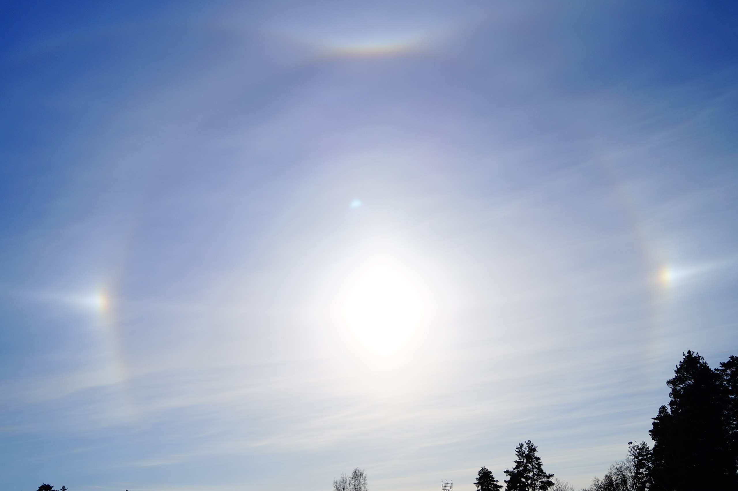 Жители Ковровского района заметили на небе гало. Яркое свечение было отмечено вокруг карьера, который местные жители называют Байкалом. Что предвещают круги вокруг солнца и какую погоду сулят?