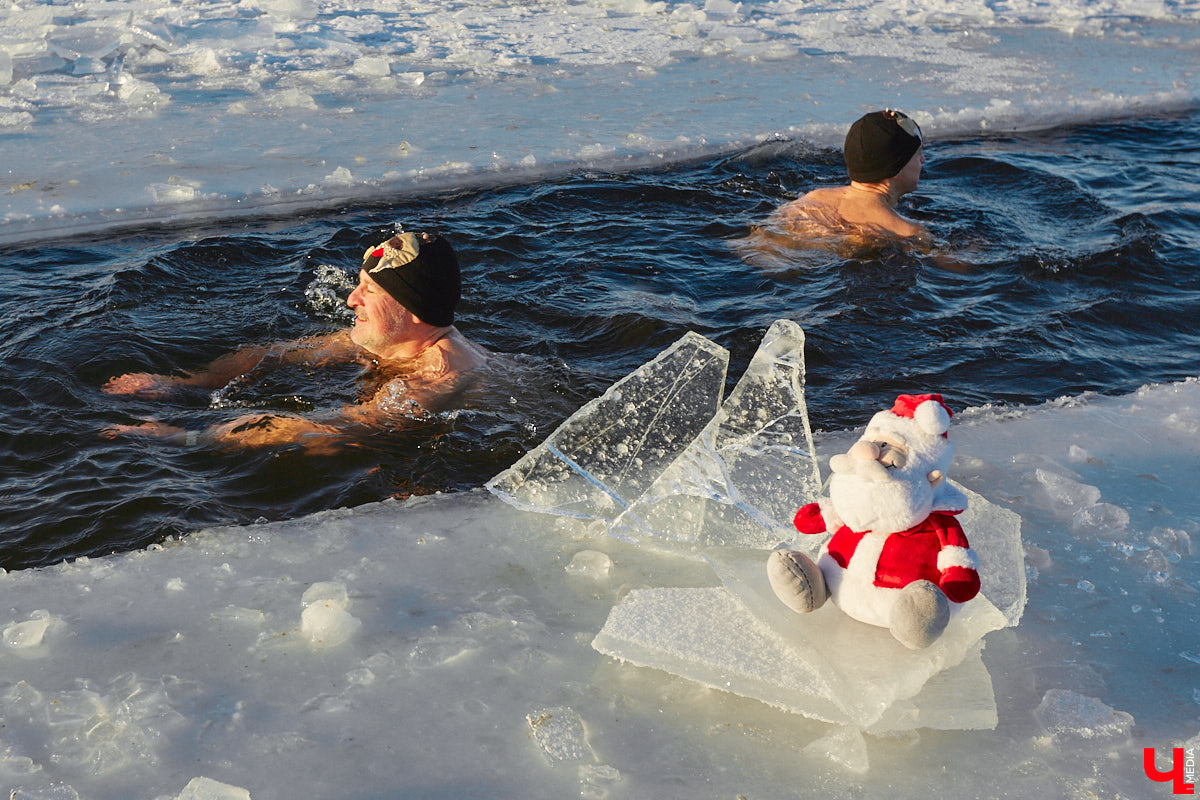 Владимирские моржи открыли купальный сезон в первые выходные зимы. Мороз не смутил любителей окунуться в холодную воду. В прорубь они погрузились, когда на термометрах было минус 15 градусов, и устроили необычную фотосессию в русском стиле.