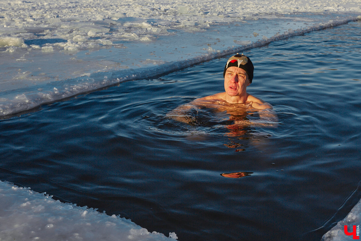 Владимирские моржи открыли купальный сезон в первые выходные зимы. Мороз не смутил любителей окунуться в холодную воду. В прорубь они погрузились, когда на термометрах было минус 15 градусов, и устроили необычную фотосессию в русском стиле.