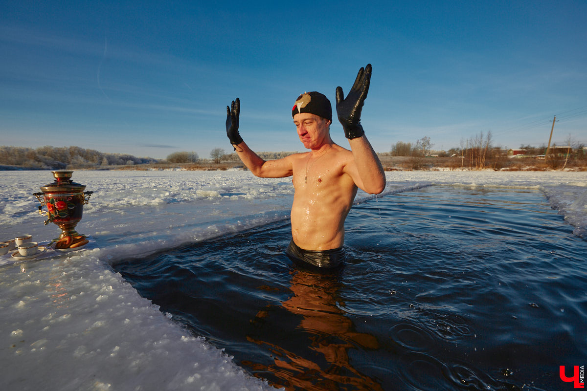 Владимирские моржи открыли купальный сезон в первые выходные зимы. Мороз не смутил любителей окунуться в холодную воду. В прорубь они погрузились, когда на термометрах было минус 15 градусов, и устроили необычную фотосессию в русском стиле.