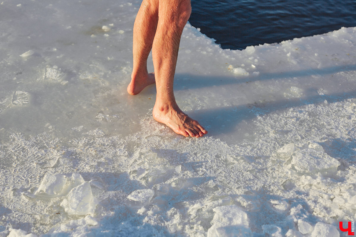 Владимирские моржи открыли купальный сезон в первые выходные зимы. Мороз не смутил любителей окунуться в холодную воду. В прорубь они погрузились, когда на термометрах было минус 15 градусов, и устроили необычную фотосессию в русском стиле.