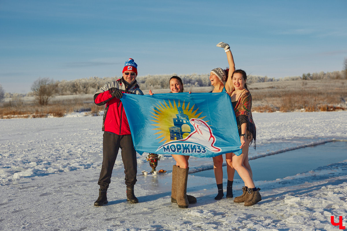 Владимирские моржи открыли купальный сезон в первые выходные зимы. Мороз не смутил любителей окунуться в холодную воду. В прорубь они погрузились, когда на термометрах было минус 15 градусов, и устроили необычную фотосессию в русском стиле.