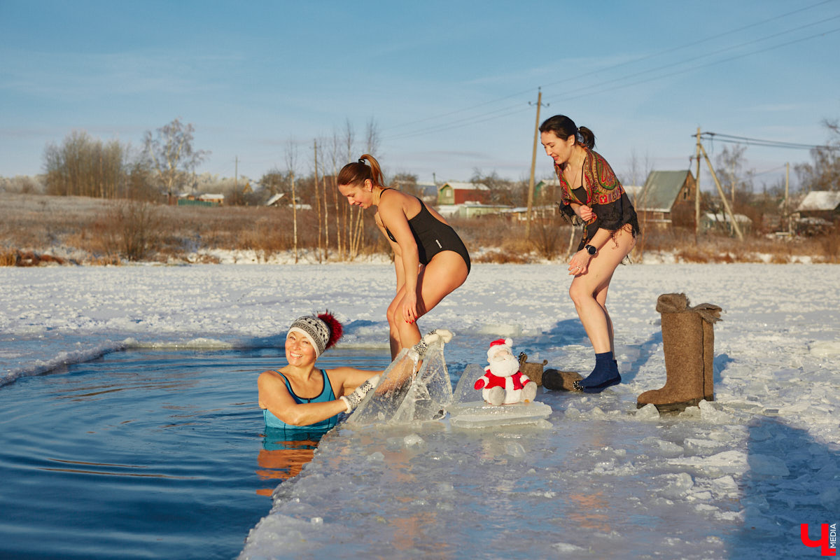 Владимирские моржи открыли купальный сезон в первые выходные зимы. Мороз не смутил любителей окунуться в холодную воду. В прорубь они погрузились, когда на термометрах было минус 15 градусов, и устроили необычную фотосессию в русском стиле.