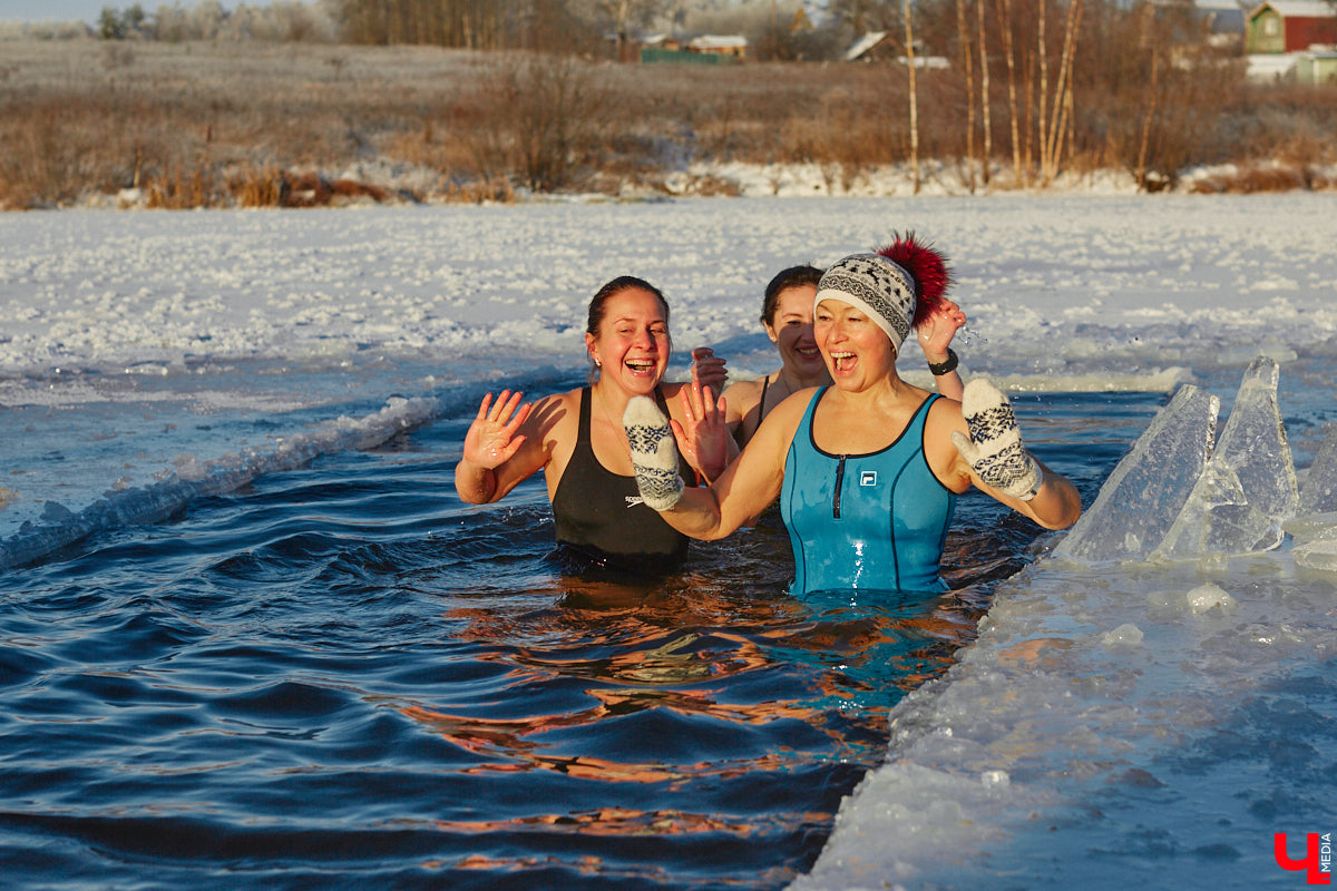 Владимирские моржи открыли купальный сезон в первые выходные зимы. Мороз не смутил любителей окунуться в холодную воду. В прорубь они погрузились, когда на термометрах было минус 15 градусов, и устроили необычную фотосессию в русском стиле.
