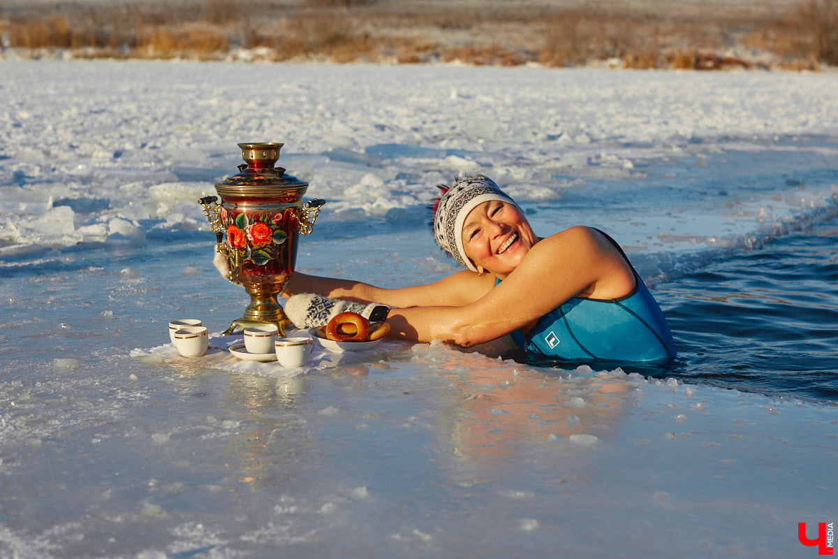Владимирские моржи открыли купальный сезон в первые выходные зимы. Мороз не смутил любителей окунуться в холодную воду. В прорубь они погрузились, когда на термометрах было минус 15 градусов, и устроили необычную фотосессию в русском стиле.