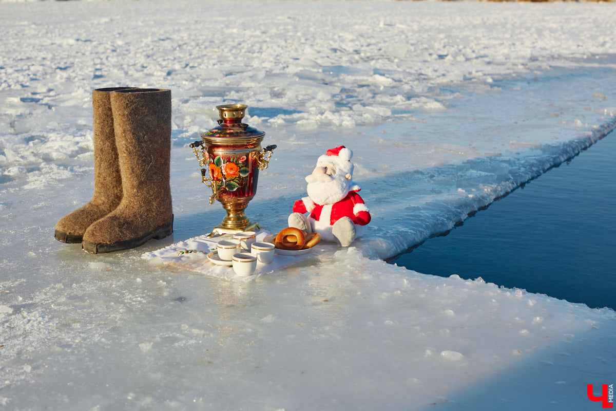 Владимирские моржи открыли купальный сезон в первые выходные зимы. Мороз не смутил любителей окунуться в холодную воду. В прорубь они погрузились, когда на термометрах было минус 15 градусов, и устроили необычную фотосессию в русском стиле.
