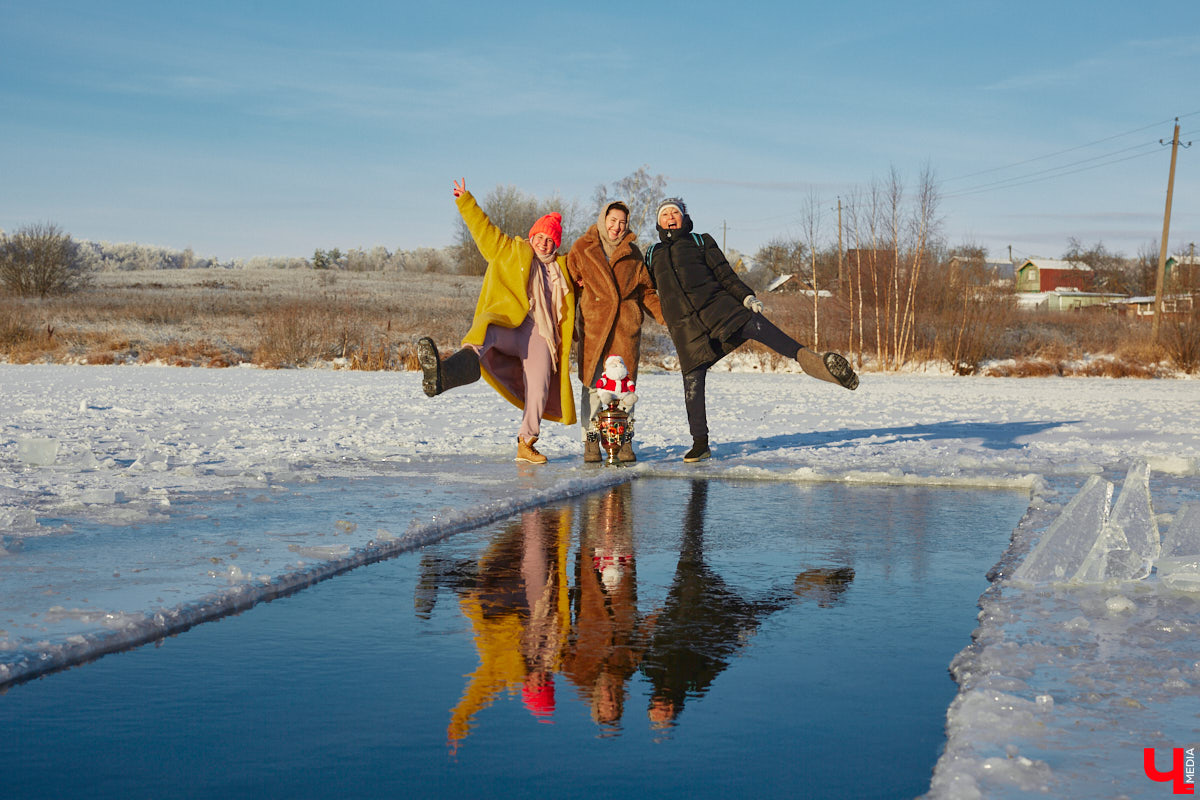 Владимирские моржи открыли купальный сезон в первые выходные зимы. Мороз не смутил любителей окунуться в холодную воду. В прорубь они погрузились, когда на термометрах было минус 15 градусов, и устроили необычную фотосессию в русском стиле.