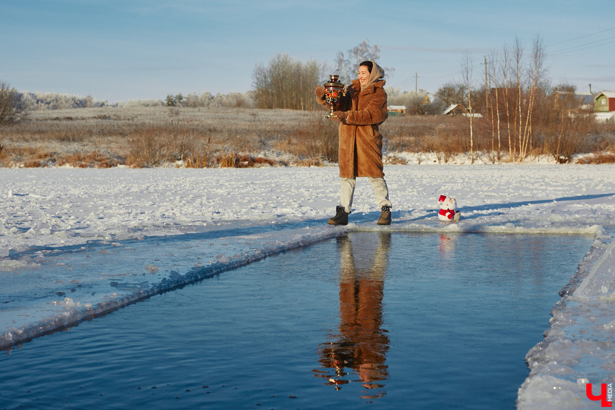 Владимирские моржи открыли купальный сезон в первые выходные зимы. Мороз не смутил любителей окунуться в холодную воду. В прорубь они погрузились, когда на термометрах было минус 15 градусов, и устроили необычную фотосессию в русском стиле.