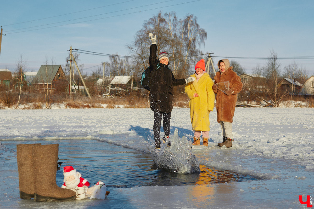 Владимирские моржи открыли купальный сезон в первые выходные зимы. Мороз не смутил любителей окунуться в холодную воду. В прорубь они погрузились, когда на термометрах было минус 15 градусов, и устроили необычную фотосессию в русском стиле.