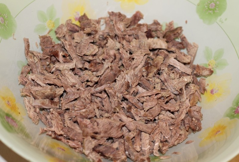 В 80-90-х годах салат «Клязьма» украшал праздничные столы владимирцев наравне с оливье и селёдкой под шубой. Любую хозяйку можно было разбудить ночью, и она четко скажёт, из чего и как готовится это блюдо. Но мало кто из них знал, что первоначально этот салат назывался «Архиерейским». Давайте же вспомним историю и рецепт суздальского салата, популярного у владимирцев в советское время.