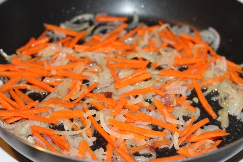 В 80-90-х годах салат «Клязьма» украшал праздничные столы владимирцев наравне с оливье и селёдкой под шубой. Любую хозяйку можно было разбудить ночью, и она четко скажёт, из чего и как готовится это блюдо. Но мало кто из них знал, что первоначально этот салат назывался «Архиерейским». Давайте же вспомним историю и рецепт суздальского салата, популярного у владимирцев в советское время.