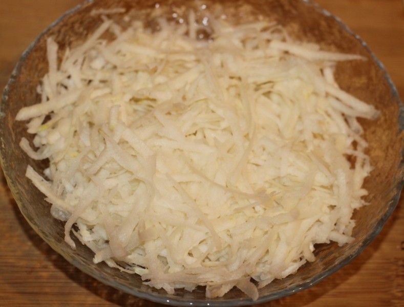 В 80-90-х годах салат «Клязьма» украшал праздничные столы владимирцев наравне с оливье и селёдкой под шубой. Любую хозяйку можно было разбудить ночью, и она четко скажёт, из чего и как готовится это блюдо. Но мало кто из них знал, что первоначально этот салат назывался «Архиерейским». Давайте же вспомним историю и рецепт суздальского салата, популярного у владимирцев в советское время.