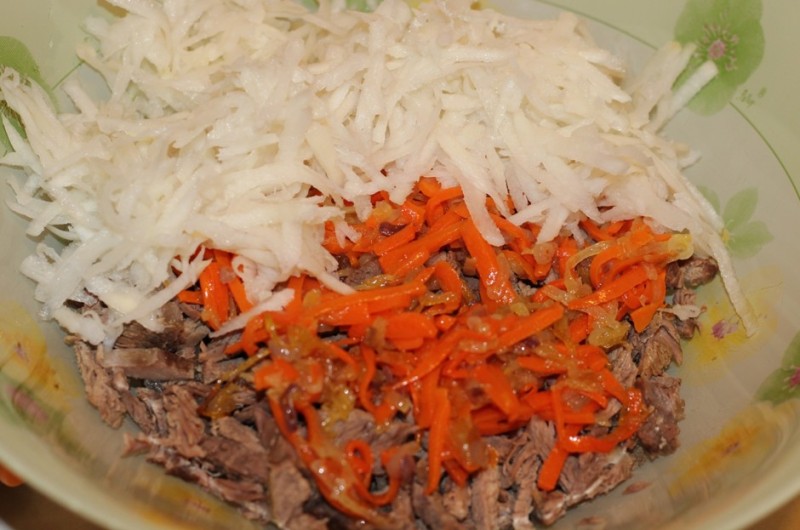 В 80-90-х годах салат «Клязьма» украшал праздничные столы владимирцев наравне с оливье и селёдкой под шубой. Любую хозяйку можно было разбудить ночью, и она четко скажёт, из чего и как готовится это блюдо. Но мало кто из них знал, что первоначально этот салат назывался «Архиерейским». Давайте же вспомним историю и рецепт суздальского салата, популярного у владимирцев в советское время.