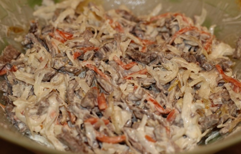 В 80-90-х годах салат «Клязьма» украшал праздничные столы владимирцев наравне с оливье и селёдкой под шубой. Любую хозяйку можно было разбудить ночью, и она четко скажёт, из чего и как готовится это блюдо. Но мало кто из них знал, что первоначально этот салат назывался «Архиерейским». Давайте же вспомним историю и рецепт суздальского салата, популярного у владимирцев в советское время.