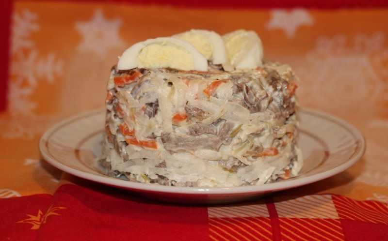 В 80-90-х годах салат «Клязьма» украшал праздничные столы владимирцев наравне с оливье и селёдкой под шубой. Любую хозяйку можно было разбудить ночью, и она четко скажёт, из чего и как готовится это блюдо. Но мало кто из них знал, что первоначально этот салат назывался «Архиерейским». Давайте же вспомним историю и рецепт суздальского салата, популярного у владимирцев в советское время.