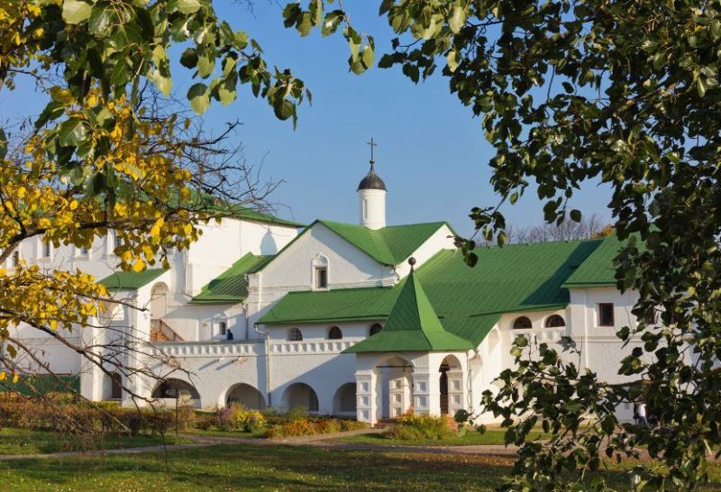 В 80-90-х годах салат «Клязьма» украшал праздничные столы владимирцев наравне с оливье и селёдкой под шубой. Любую хозяйку можно было разбудить ночью, и она четко скажёт, из чего и как готовится это блюдо. Но мало кто из них знал, что первоначально этот салат назывался «Архиерейским». Давайте же вспомним историю и рецепт суздальского салата, популярного у владимирцев в советское время.