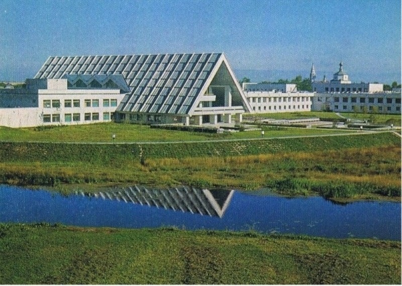 В 80-90-х годах салат «Клязьма» украшал праздничные столы владимирцев наравне с оливье и селёдкой под шубой. Любую хозяйку можно было разбудить ночью, и она четко скажёт, из чего и как готовится это блюдо. Но мало кто из них знал, что первоначально этот салат назывался «Архиерейским». Давайте же вспомним историю и рецепт суздальского салата, популярного у владимирцев в советское время.