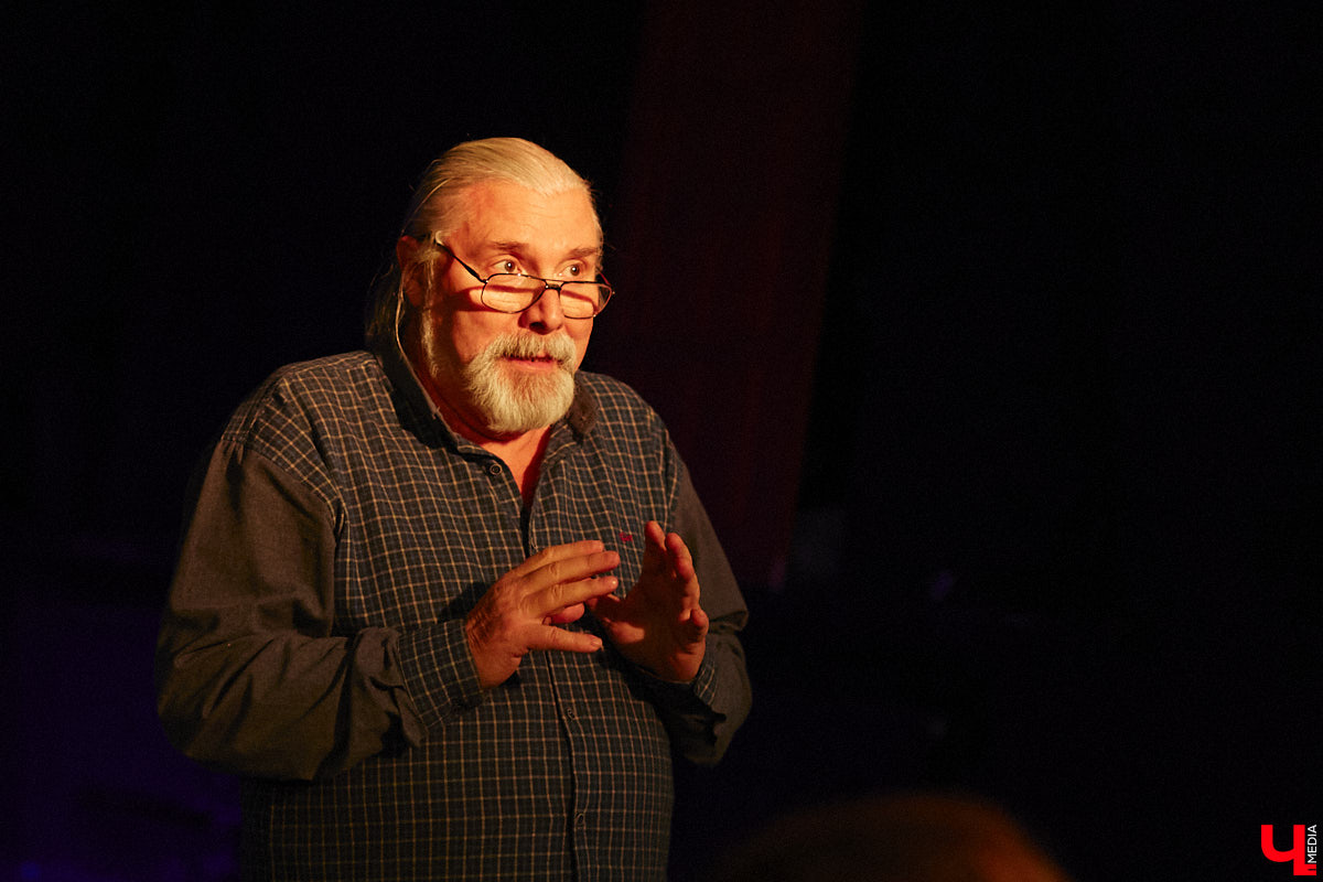 ВОККИ этой осенью презентовал действительно уникальную вещь. Учащиеся выпускного курса под руководством режиссёра и, спойлер, чемпиона России по степу Владимира Кузнецова вывели на сцену поэму Александра Блока «Двенадцать». Получился «революцьённый tap-dans-спектакль», во время премьерных показов которого зрителям не хватало мест в зале! «Ключ-Медиа» остался под большим впечатлением и готов рассказать о новой работе студентов.