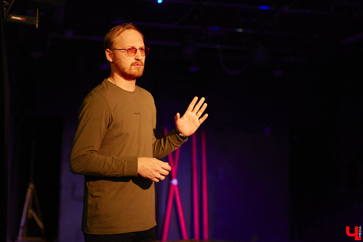 ВОККИ этой осенью презентовал действительно уникальную вещь. Учащиеся выпускного курса под руководством режиссёра и, спойлер, чемпиона России по степу Владимира Кузнецова вывели на сцену поэму Александра Блока «Двенадцать». Получился «революцьённый tap-dans-спектакль», во время премьерных показов которого зрителям не хватало мест в зале! «Ключ-Медиа» остался под большим впечатлением и готов рассказать о новой работе студентов.