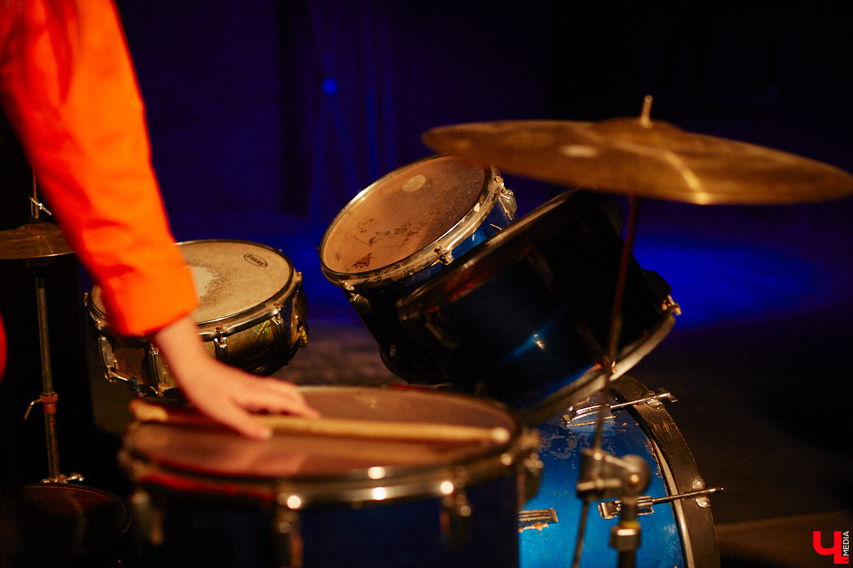 ВОККИ этой осенью презентовал действительно уникальную вещь. Учащиеся выпускного курса под руководством режиссёра и, спойлер, чемпиона России по степу Владимира Кузнецова вывели на сцену поэму Александра Блока «Двенадцать». Получился «революцьённый tap-dans-спектакль», во время премьерных показов которого зрителям не хватало мест в зале! «Ключ-Медиа» остался под большим впечатлением и готов рассказать о новой работе студентов.