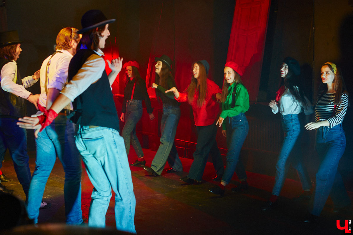 ВОККИ этой осенью презентовал действительно уникальную вещь. Учащиеся выпускного курса под руководством режиссёра и, спойлер, чемпиона России по степу Владимира Кузнецова вывели на сцену поэму Александра Блока «Двенадцать». Получился «революцьённый tap-dans-спектакль», во время премьерных показов которого зрителям не хватало мест в зале! «Ключ-Медиа» остался под большим впечатлением и готов рассказать о новой работе студентов.