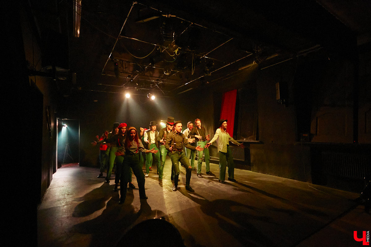 ВОККИ этой осенью презентовал действительно уникальную вещь. Учащиеся выпускного курса под руководством режиссёра и, спойлер, чемпиона России по степу Владимира Кузнецова вывели на сцену поэму Александра Блока «Двенадцать». Получился «революцьённый tap-dans-спектакль», во время премьерных показов которого зрителям не хватало мест в зале! «Ключ-Медиа» остался под большим впечатлением и готов рассказать о новой работе студентов.