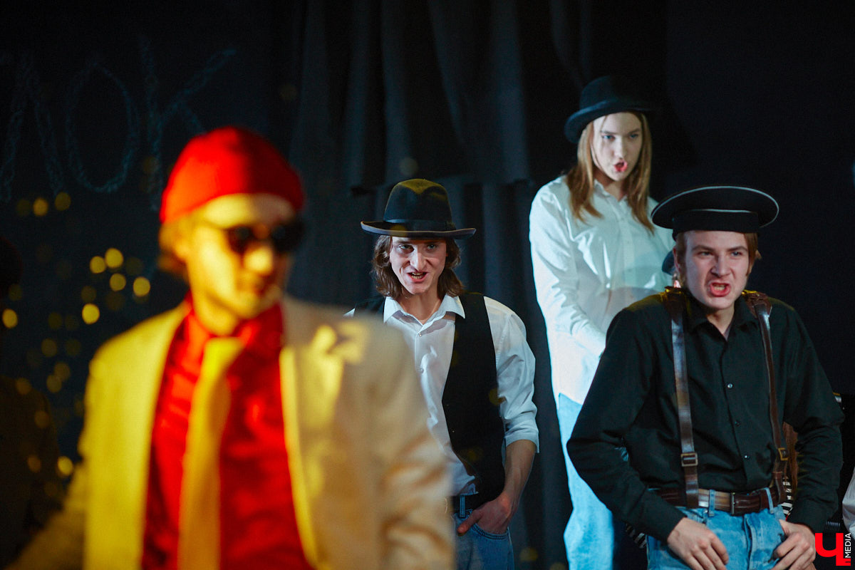 ВОККИ этой осенью презентовал действительно уникальную вещь. Учащиеся выпускного курса под руководством режиссёра и, спойлер, чемпиона России по степу Владимира Кузнецова вывели на сцену поэму Александра Блока «Двенадцать». Получился «революцьённый tap-dans-спектакль», во время премьерных показов которого зрителям не хватало мест в зале! «Ключ-Медиа» остался под большим впечатлением и готов рассказать о новой работе студентов.