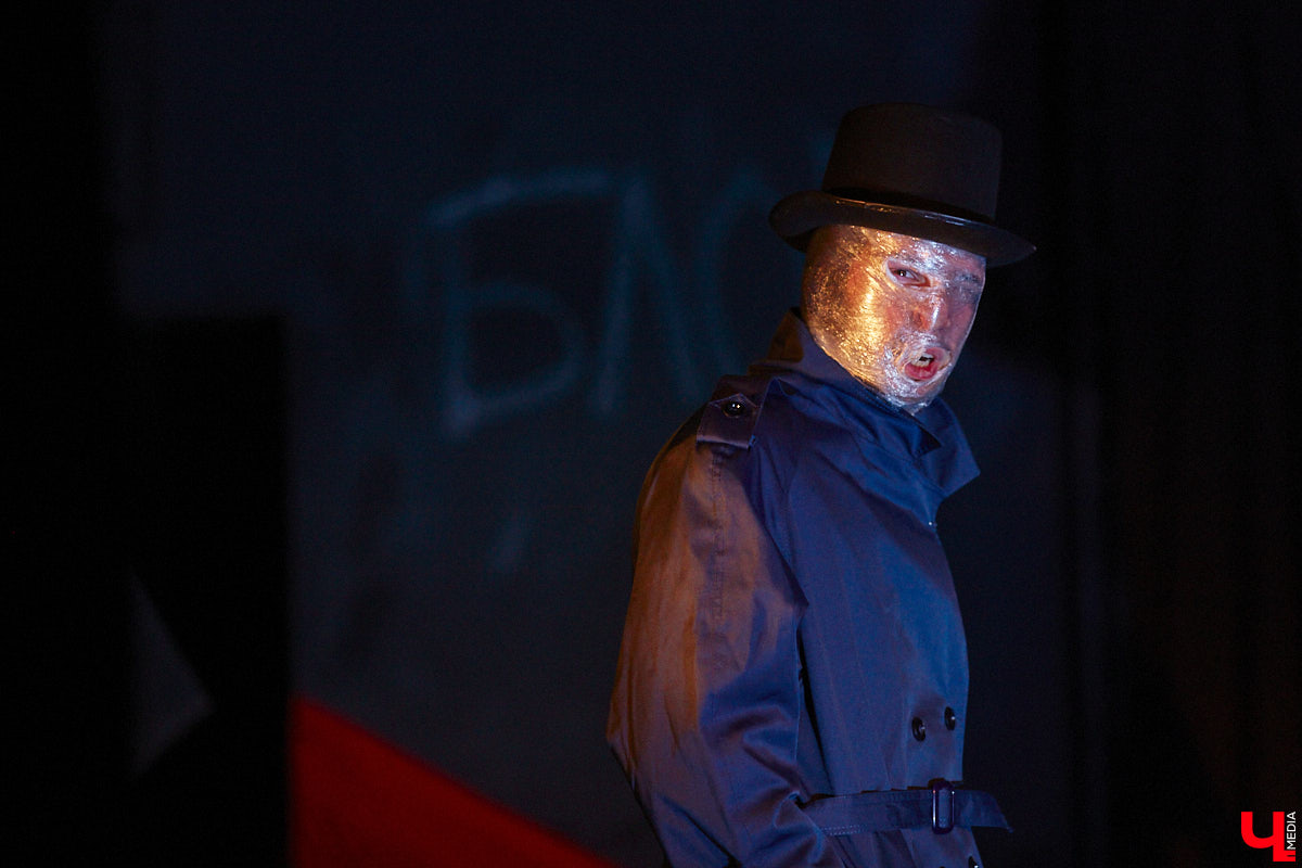 ВОККИ этой осенью презентовал действительно уникальную вещь. Учащиеся выпускного курса под руководством режиссёра и, спойлер, чемпиона России по степу Владимира Кузнецова вывели на сцену поэму Александра Блока «Двенадцать». Получился «революцьённый tap-dans-спектакль», во время премьерных показов которого зрителям не хватало мест в зале! «Ключ-Медиа» остался под большим впечатлением и готов рассказать о новой работе студентов.