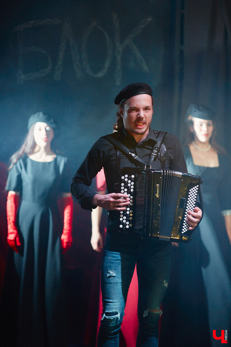 ВОККИ этой осенью презентовал действительно уникальную вещь. Учащиеся выпускного курса под руководством режиссёра и, спойлер, чемпиона России по степу Владимира Кузнецова вывели на сцену поэму Александра Блока «Двенадцать». Получился «революцьённый tap-dans-спектакль», во время премьерных показов которого зрителям не хватало мест в зале! «Ключ-Медиа» остался под большим впечатлением и готов рассказать о новой работе студентов.