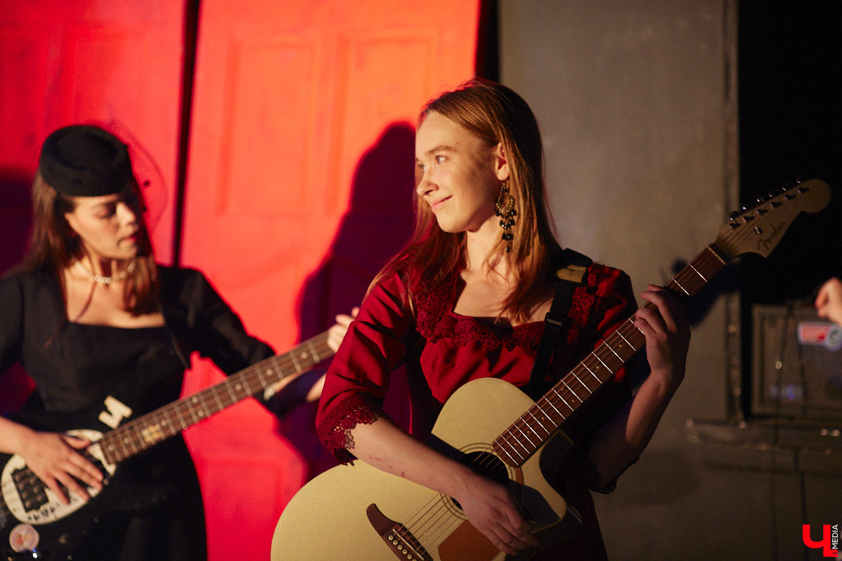 ВОККИ этой осенью презентовал действительно уникальную вещь. Учащиеся выпускного курса под руководством режиссёра и, спойлер, чемпиона России по степу Владимира Кузнецова вывели на сцену поэму Александра Блока «Двенадцать». Получился «революцьённый tap-dans-спектакль», во время премьерных показов которого зрителям не хватало мест в зале! «Ключ-Медиа» остался под большим впечатлением и готов рассказать о новой работе студентов.