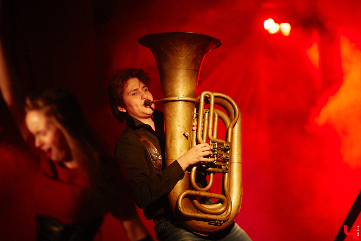 ВОККИ этой осенью презентовал действительно уникальную вещь. Учащиеся выпускного курса под руководством режиссёра и, спойлер, чемпиона России по степу Владимира Кузнецова вывели на сцену поэму Александра Блока «Двенадцать». Получился «революцьённый tap-dans-спектакль», во время премьерных показов которого зрителям не хватало мест в зале! «Ключ-Медиа» остался под большим впечатлением и готов рассказать о новой работе студентов.