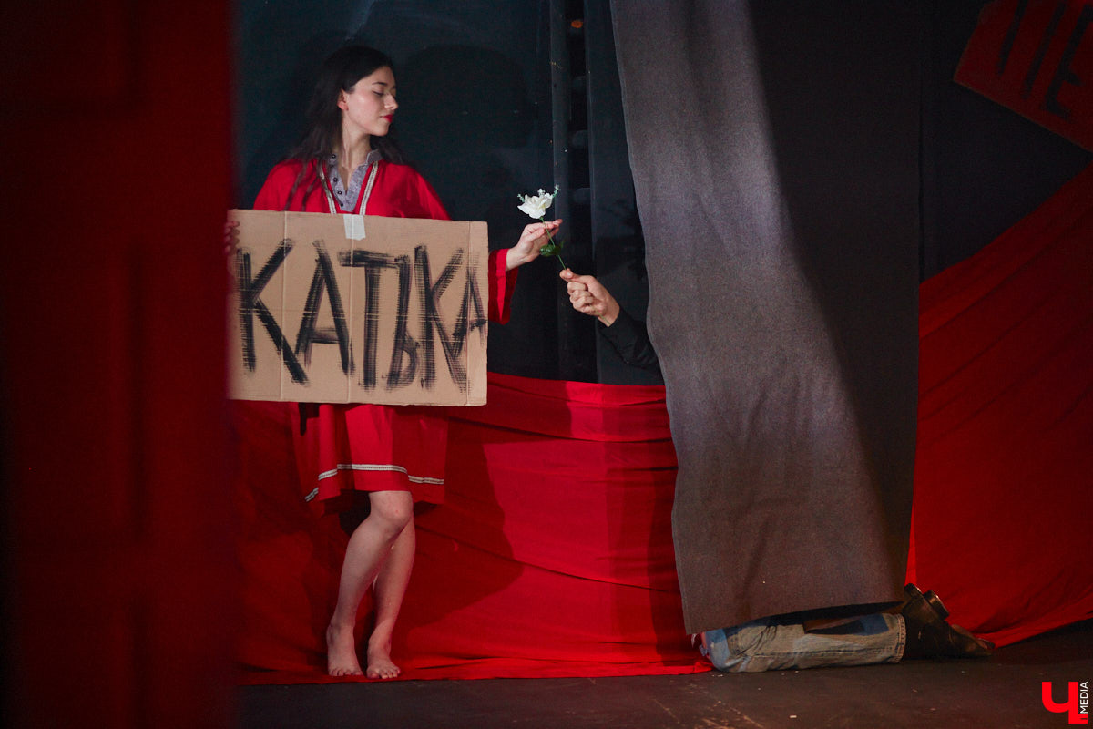 ВОККИ этой осенью презентовал действительно уникальную вещь. Учащиеся выпускного курса под руководством режиссёра и, спойлер, чемпиона России по степу Владимира Кузнецова вывели на сцену поэму Александра Блока «Двенадцать». Получился «революцьённый tap-dans-спектакль», во время премьерных показов которого зрителям не хватало мест в зале! «Ключ-Медиа» остался под большим впечатлением и готов рассказать о новой работе студентов.