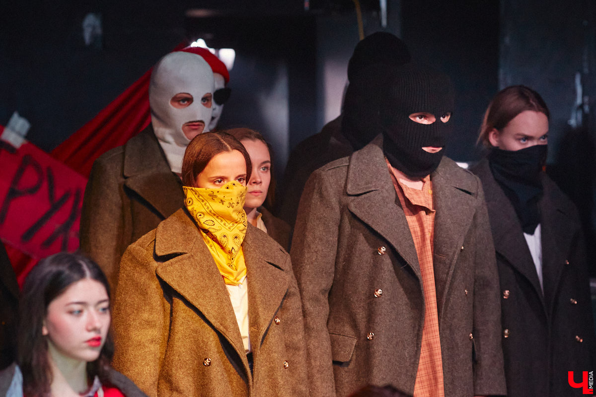 ВОККИ этой осенью презентовал действительно уникальную вещь. Учащиеся выпускного курса под руководством режиссёра и, спойлер, чемпиона России по степу Владимира Кузнецова вывели на сцену поэму Александра Блока «Двенадцать». Получился «революцьённый tap-dans-спектакль», во время премьерных показов которого зрителям не хватало мест в зале! «Ключ-Медиа» остался под большим впечатлением и готов рассказать о новой работе студентов.