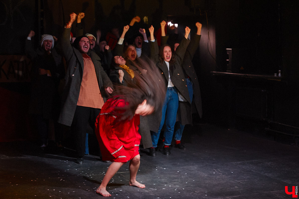 ВОККИ этой осенью презентовал действительно уникальную вещь. Учащиеся выпускного курса под руководством режиссёра и, спойлер, чемпиона России по степу Владимира Кузнецова вывели на сцену поэму Александра Блока «Двенадцать». Получился «революцьённый tap-dans-спектакль», во время премьерных показов которого зрителям не хватало мест в зале! «Ключ-Медиа» остался под большим впечатлением и готов рассказать о новой работе студентов.