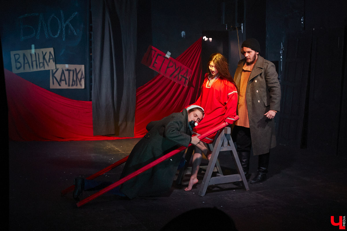 ВОККИ этой осенью презентовал действительно уникальную вещь. Учащиеся выпускного курса под руководством режиссёра и, спойлер, чемпиона России по степу Владимира Кузнецова вывели на сцену поэму Александра Блока «Двенадцать». Получился «революцьённый tap-dans-спектакль», во время премьерных показов которого зрителям не хватало мест в зале! «Ключ-Медиа» остался под большим впечатлением и готов рассказать о новой работе студентов.